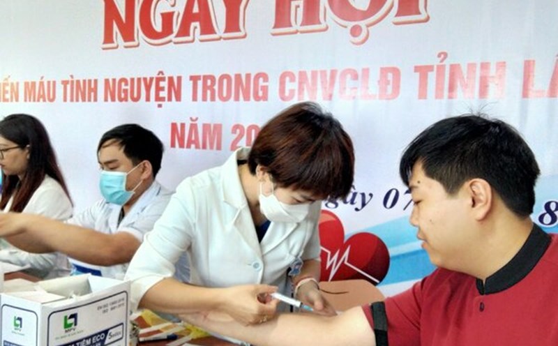 Liên đoàn Lao động tỉnh Lâm Đồng phối hợp tổ chức “Ngày hội hiến máu tình nguyện” thu hút hơn 500 đoàn viên, người lao động tham gia.Ảnh: LÂM ĐỨC