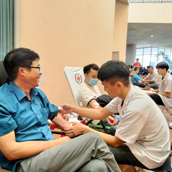 Mr. Le Ngoc Phuc, Vice Chairman of the Labor Federation of Lam Dong Province, participates in blood donation with union members and laborers. Photo: LAM DUC