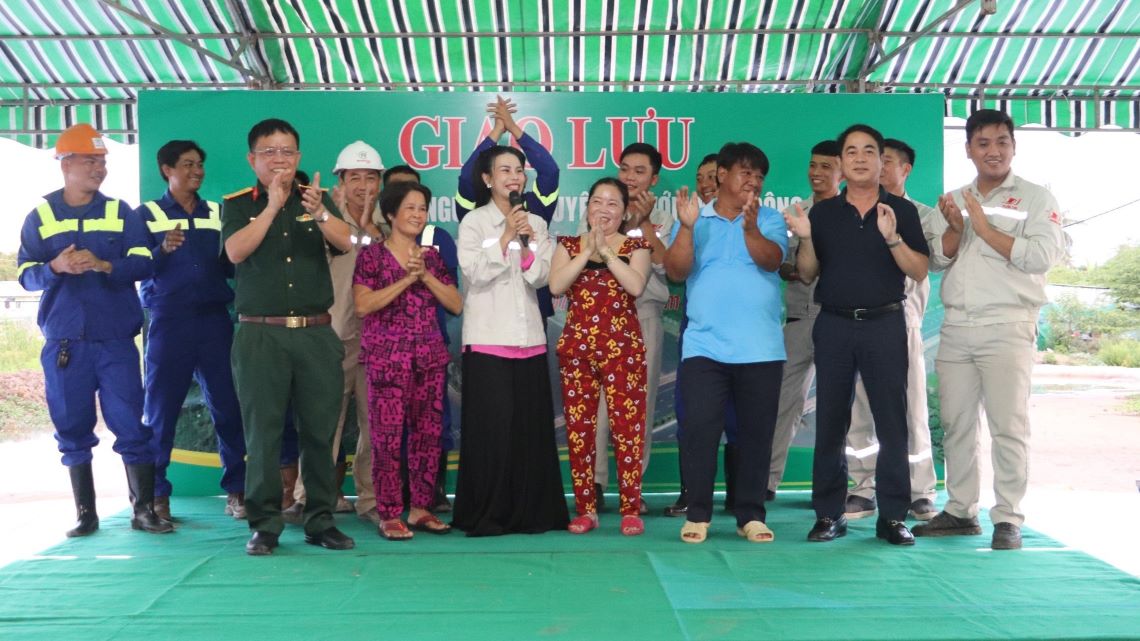 Bí thư Tỉnh ủy Hậu Giang Nghiêm Xuân Thành giao lưu cùng kỹ sư, công nhân và người dân. Ảnh: Tạ Quang