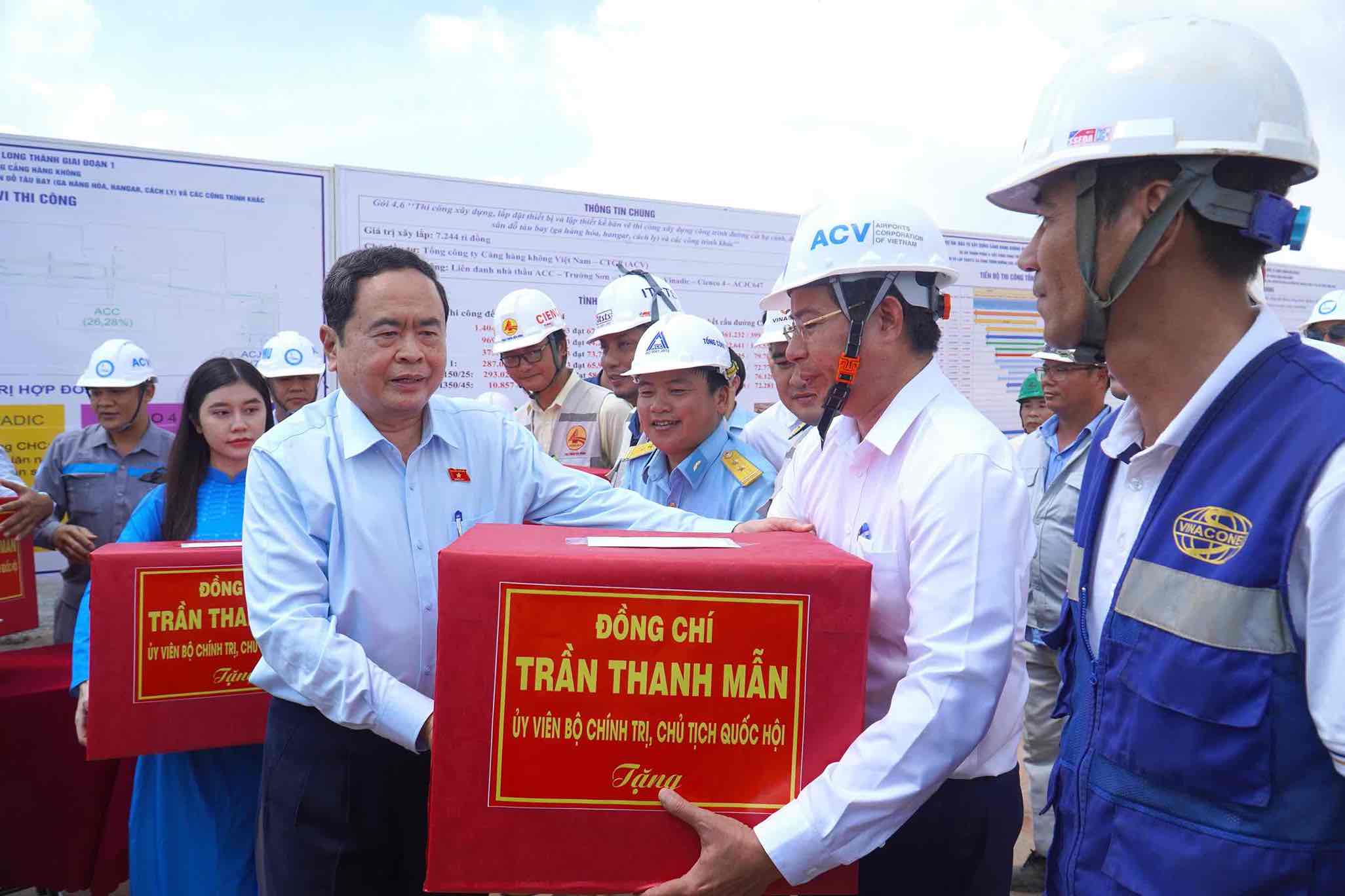 Chủ tịch Quốc hội Trần Thanh Mẫn đã tặng quà cho các cán bộ, kỹ sư, công nhân tại dự án sân bay Long Thành. Ảnh: HAC