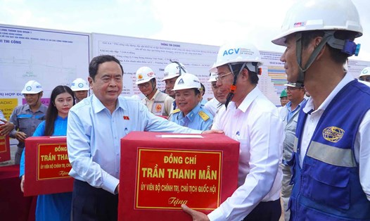 Chủ tịch Quốc hội Trần Thanh Mẫn đã tặng quà cho các cán bộ, kỹ sư, công nhân tại dự án sân bay Long Thành. Ảnh: HAC