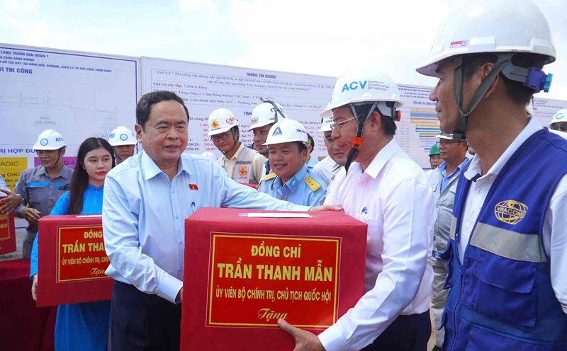 Chủ tịch Quốc hội Trần Thanh Mẫn đã tặng quà cho các cán bộ, kỹ sư, công nhân tại dự án sân bay Long Thành. Ảnh: HAC