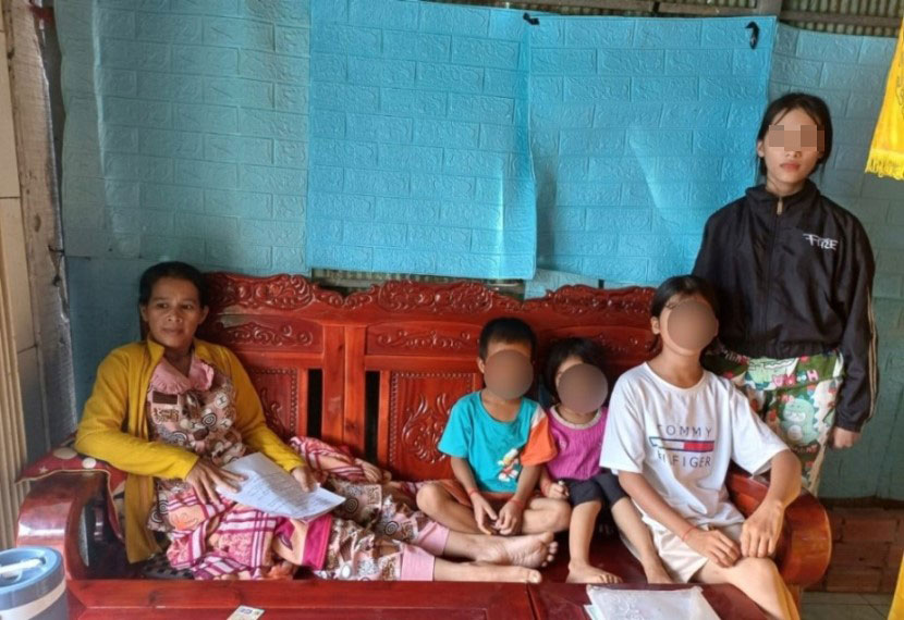 Người vợ chưa nguôi nỗi đau mất chồng thì phải đối mặt bệnh tật của mình, nỗi lo lớn nhất là không ai chăm sóc cho các con. Ảnh: CTV