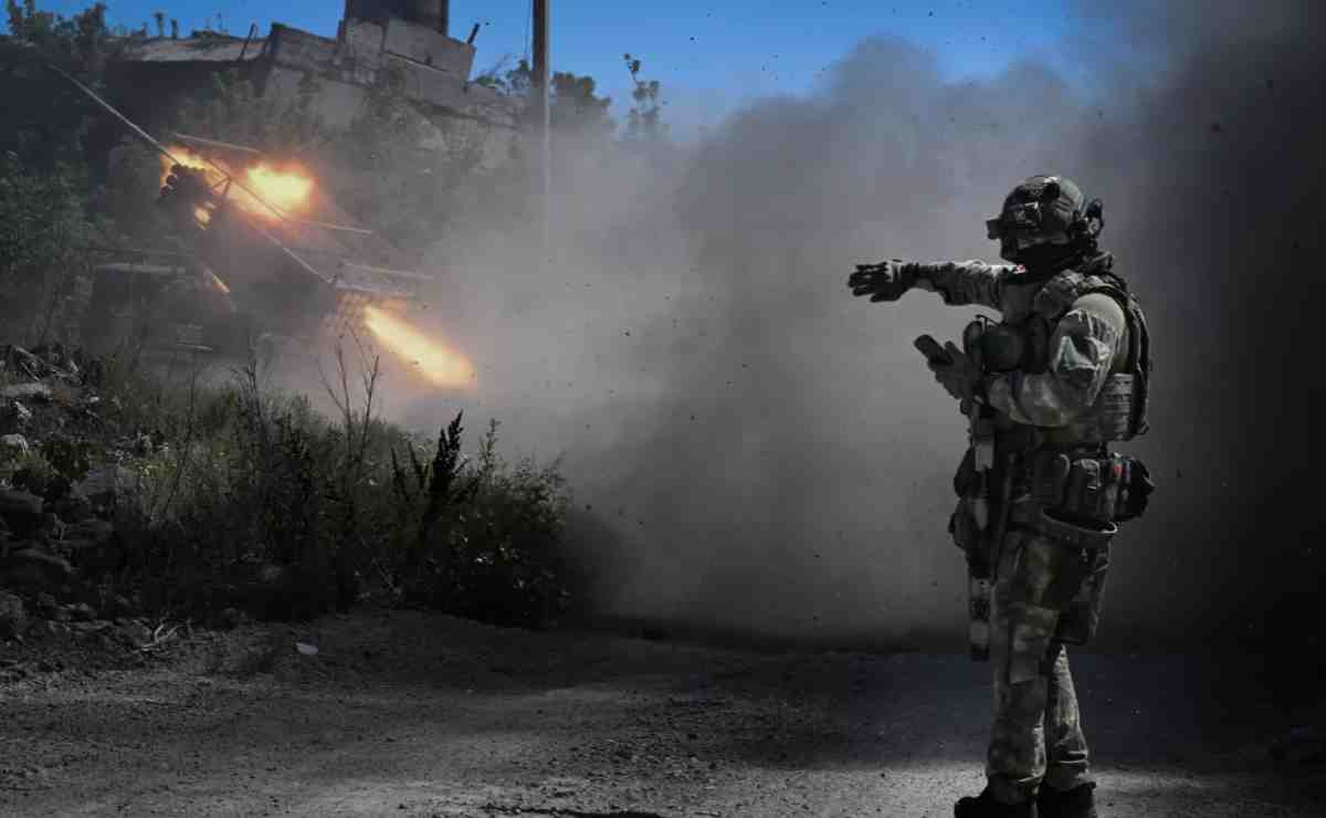 Russian soldiers fire a Grad MLRS rocket launcher. Photo: Sputnik