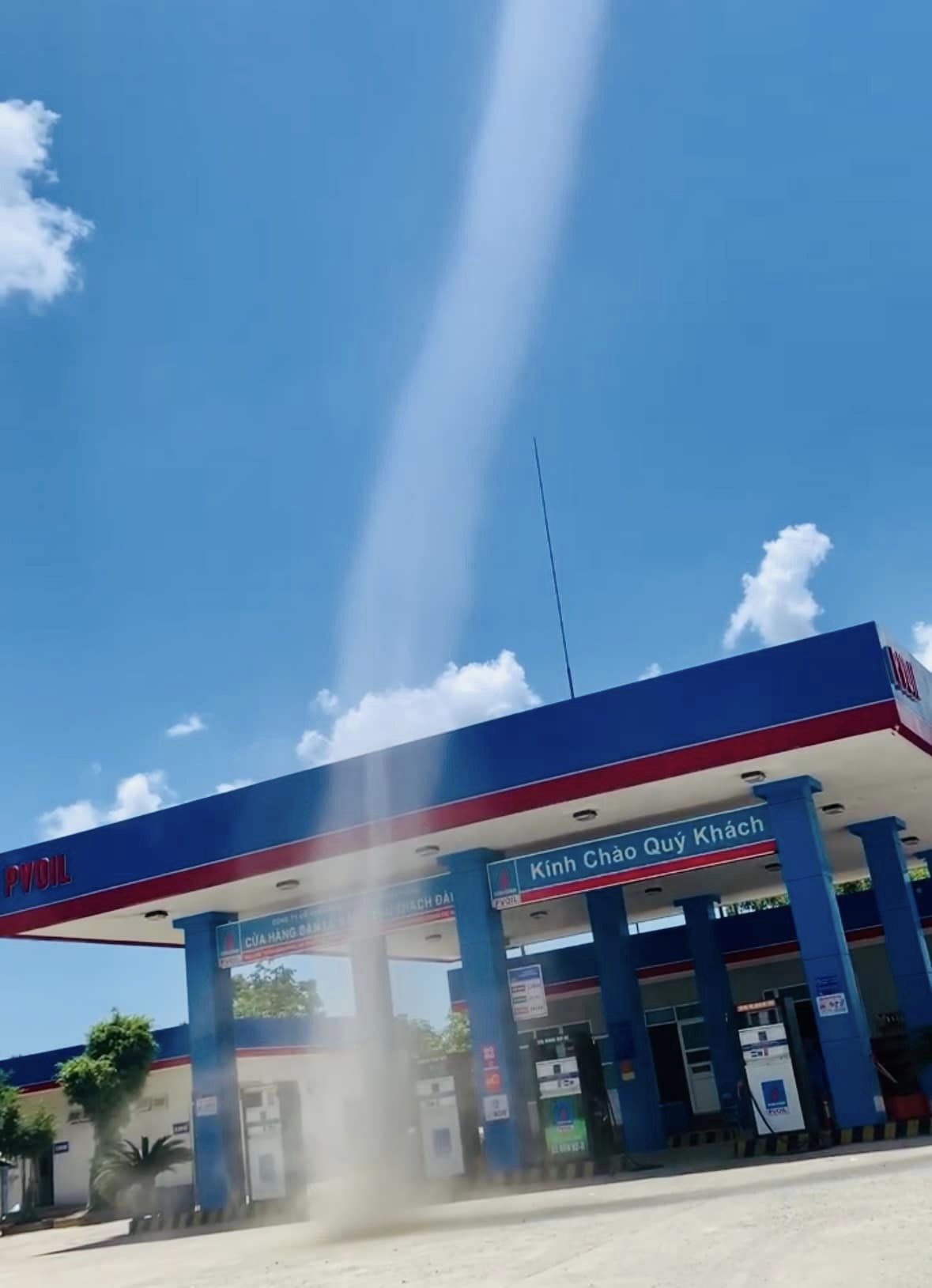 Hình ảnh lốc xoáy như vòi rồng xuất hiện trước cây xăng Thạch Đài. Ảnh: Hà Thạch.