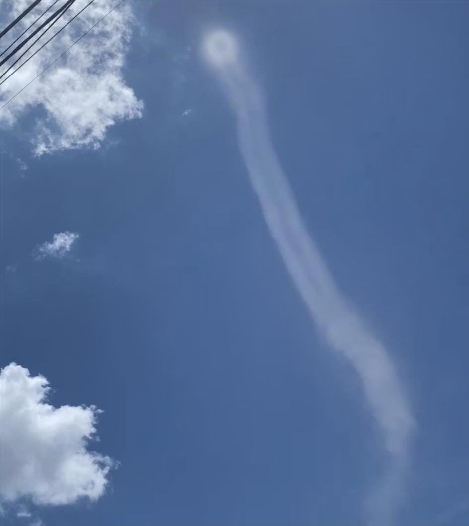 The whirlwind when it flew up into the air and disappeared. Photo: Hà Thạch.