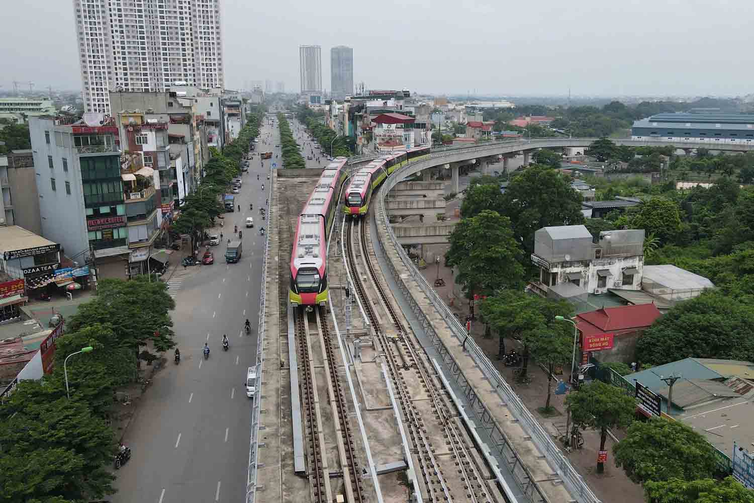 Dự án đường sắt đô thị số 3, đoạn Nhổn - ga Hà Nội dài là 12,5 km, có 8 ga trên cao và 4 ga ngầm. Trong đó đoạn trên cao Nhổn - Cầu Giấy dài 8,5 km, đoạn đi ngầm Cầu Giấy - ga Hà Nội dài 4 km.  Dự án khởi công năm 2009, kế hoạch hoàn thành năm 2015 nhưng sau nhiều lần lùi tiến độ, đoạn trên cao chạy thương mại từ tháng 8, toàn tuyến hoàn thành năm 2027. Ảnh: Hữu Chánh