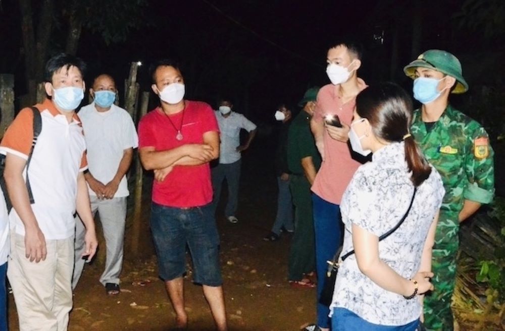Health officials from the Thanh Hóa Provincial Center for Disease Control and Prevention investigate the Bạch Hầu outbreak at Đoàn Kết Ward. Photo: CDC Thanh Hóa