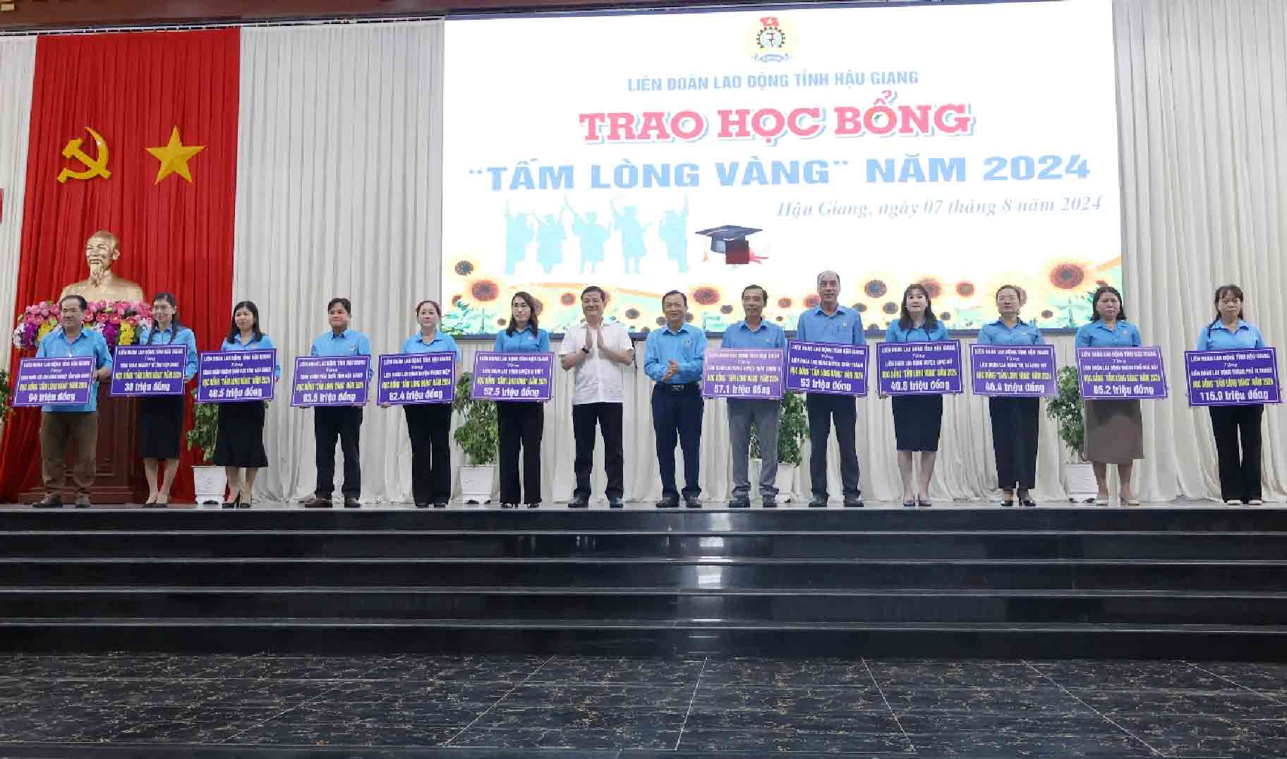 Leaders of Hau Giang Province present a symbolic certificate of allocation of the Golden Heart Scholarship to the units. Photo: Provincial Trade Union of Hau Giang