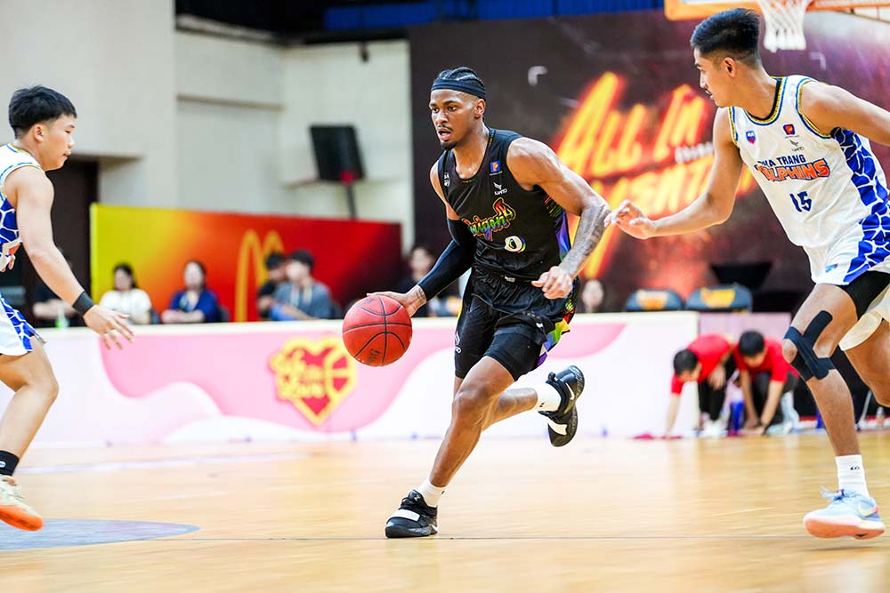 Saigon Heat (áo đen) vất vả giành chiến thắng trước Nha Trang Dolphins ở lượt 39 VBA 2024. Ảnh: An Khanh