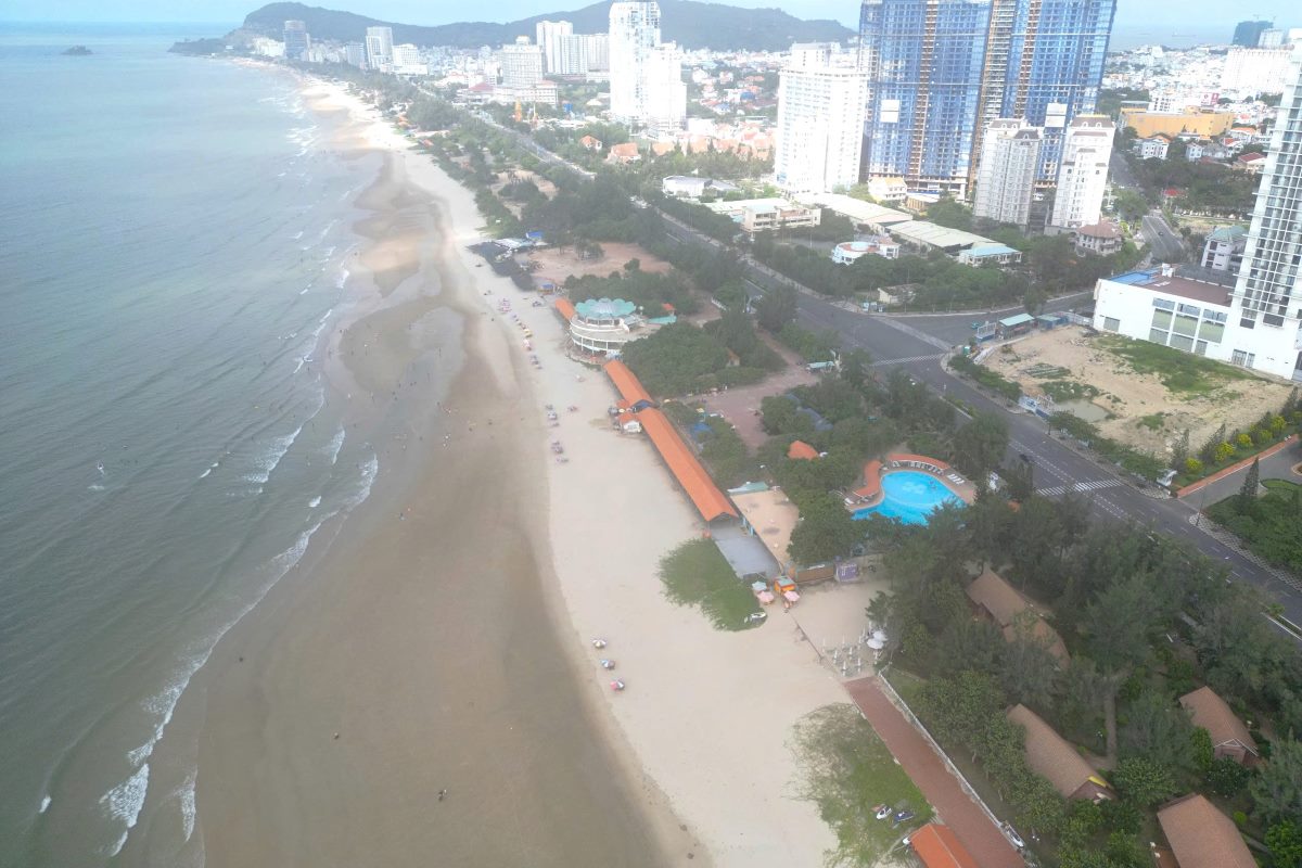 Recently, the Bãi Sau area is being rapidly demolished and cleared to make way for the implementation of the urban renewal project with a total investment of over 1.094 trillion VND. Prior to this, the Vũng Tàu People's Committee organized a groundbreaking ceremony for the project on July 29. Photo: Thành An