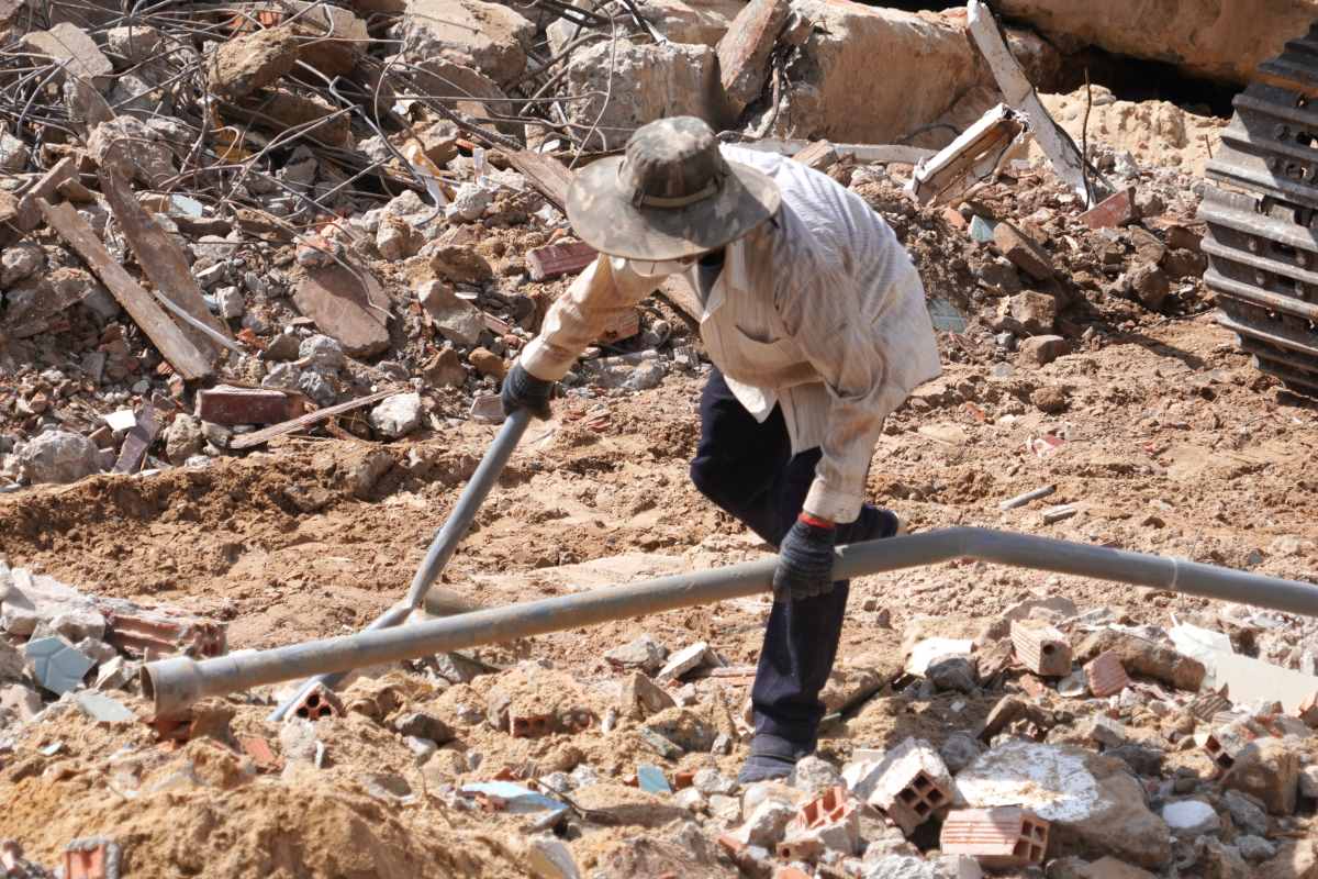 Dozens of workers are collecting materials at areas being demolished. Mr. Hùng (a worker at the site) said that around 20 workers were hired on a temporary basis to collect and clean up. The workers have been working for over 7 days. The work is quite laborious, as they work continuously in the scorching heat. Photo: Thành An