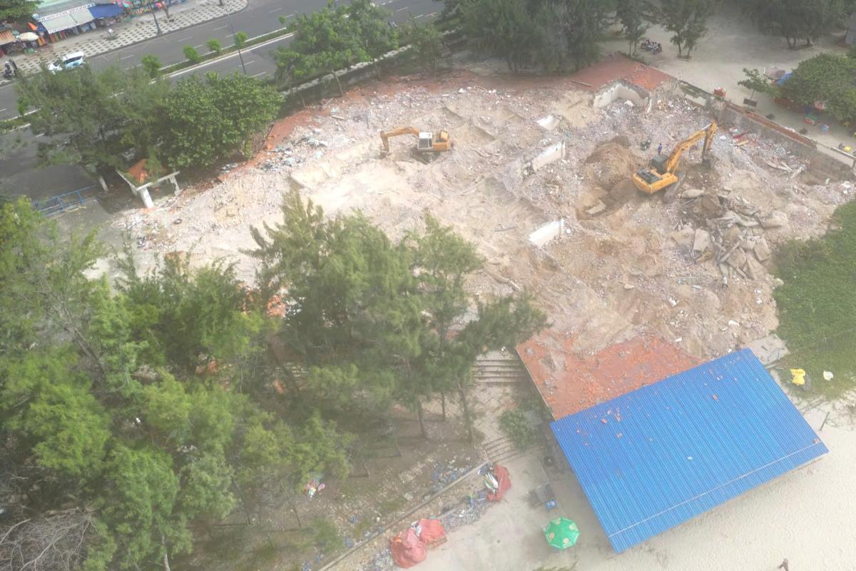 In many coastal areas along Thùy Vân Street, dozens of excavators are being mobilized to demolish solid structures and clear the area. Photo: Thành An