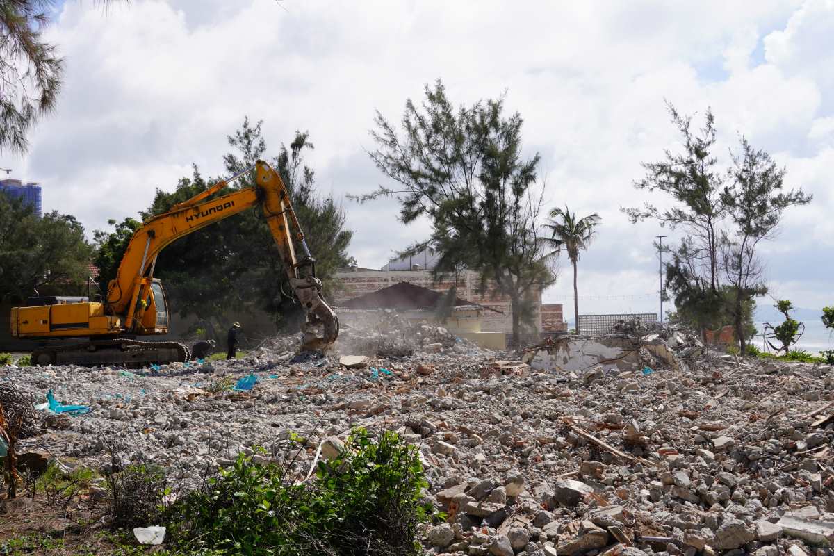 Areas previously used as restaurants and services have been demolished, with rubble and debris scattered everywhere. Excavators and drilling machines are working at full capacity to speed up the process. Photo: Thành An