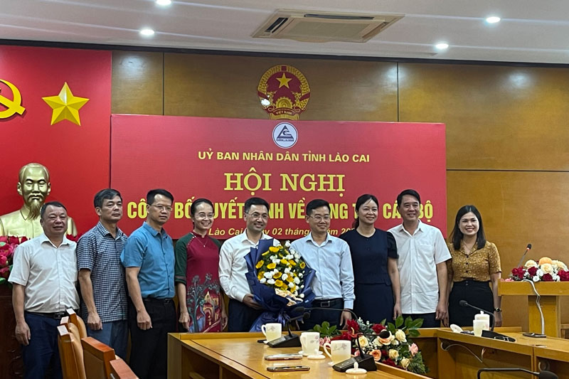 Mr. Đinh Văn Đăng receives flowers to congratulate on his new position. Photo: Provided by the unit