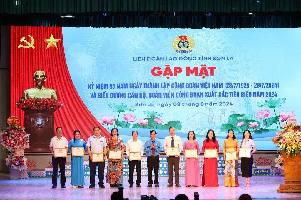 Ông Vàng A Lả - Chủ tịch LĐLĐ Sơn La trao Kỷ niệm chương cho các cá nhân đã có đóng góp, cống hiến cho công tác Công đoàn. Ảnh: Khánh Linh