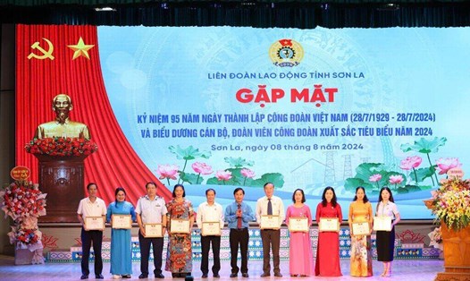 Ông Vàng A Lả - Chủ tịch LĐLĐ Sơn La trao Kỷ niệm chương cho các cá nhân đã có đóng góp, cống hiến cho công tác Công đoàn. Ảnh: Khánh Linh