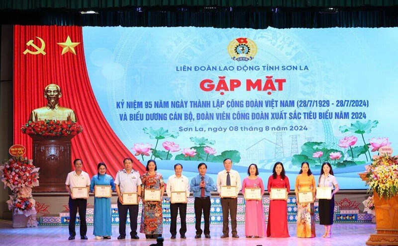 Ông Vàng A Lả - Chủ tịch LĐLĐ Sơn La trao Kỷ niệm chương cho các cá nhân đã có đóng góp, cống hiến cho công tác Công đoàn. Ảnh: Khánh Linh