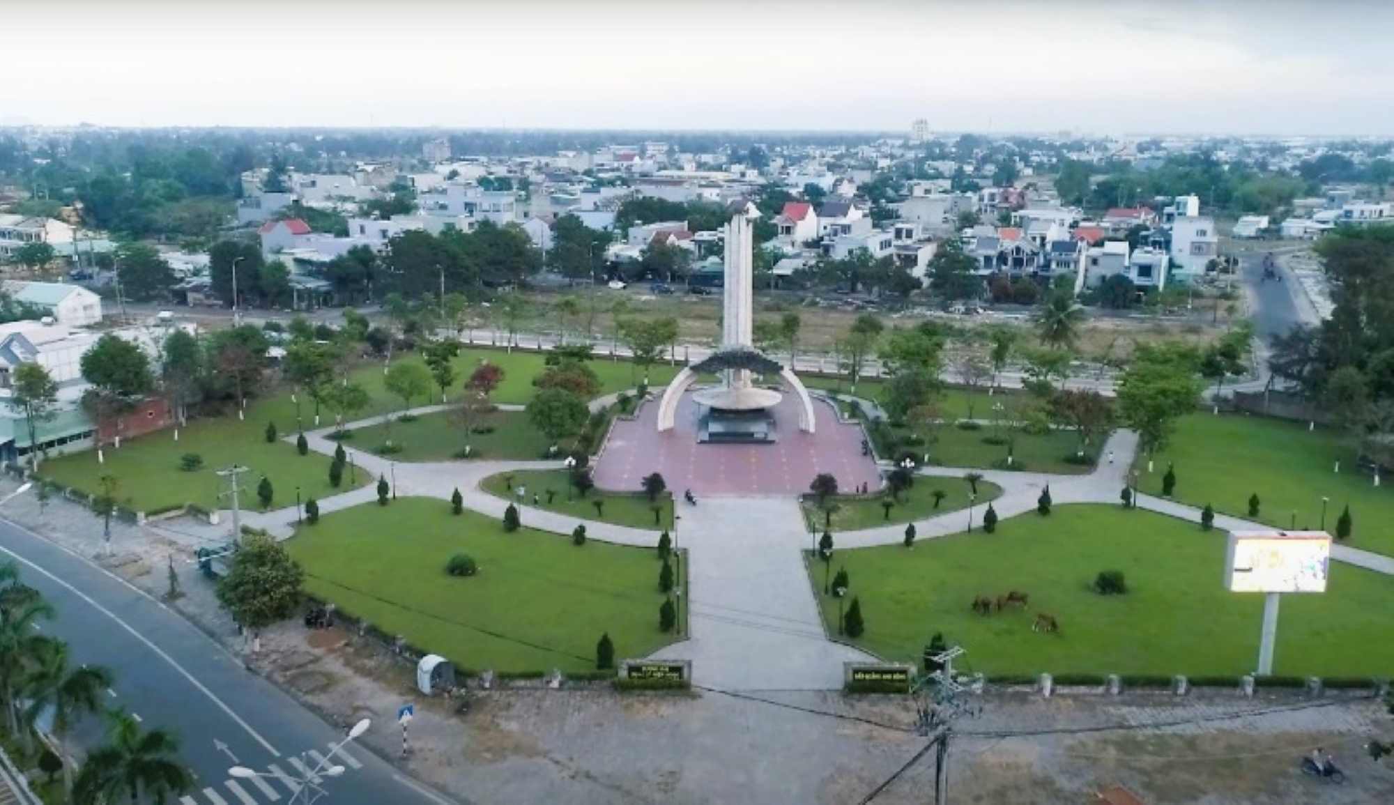 Tổng quan công trình tượng đài Dũng sĩ Điện Ngọc hiện được cho là xuống cấp. Ảnh: Nguyễn Hoàng