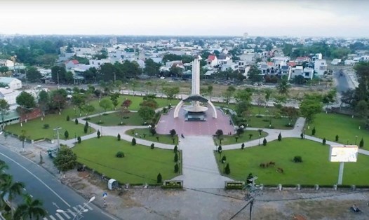 Tổng quan công trình tượng đài Dũng sĩ Điện Ngọc hiện được cho là xuống cấp. Ảnh: Nguyễn Hoàng