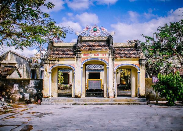 Việc tu bổ, sửa chữa Đình Tân Mỹ đang gặp khó do vướng quy hoạch giao thông. Ảnh: Nguyễn Chí Khải
