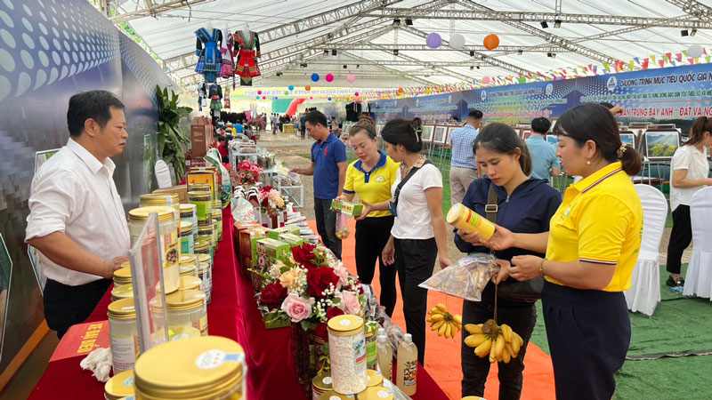 Các hoạt động giới thiệu sản phẩm, xúc tiến thương mại tại tỉnh Lào Cai. Ảnh: Mai Hương