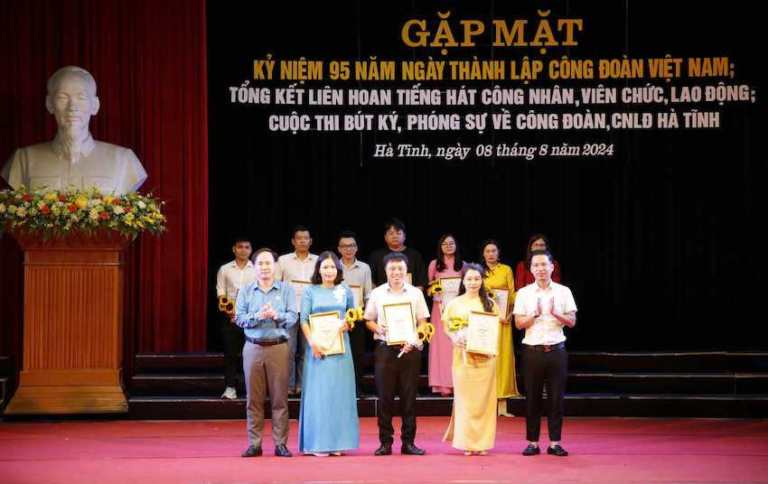 Awarding the Third Prize. Photo: Tran Tuân.