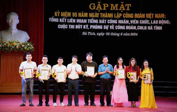Awarding the Encouragement Prize. Photo: Hung Tho.