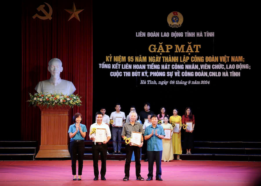 Awarding the Second Prize of the Writing and Reporting Contest. Photo: Tran Tuân.