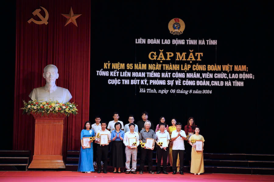 Các tác giả nhận giải Cuộc thi bút ký, phóng sự về Công nhân, Công đoàn Hà Tĩnh. Ảnh: Hưng Thơ.