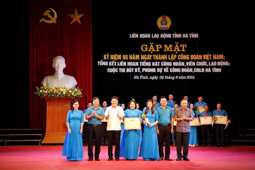 Awarding the First Prize of the Ha Tinh Labor Union Singing Festival. Photo: Hung Tho.