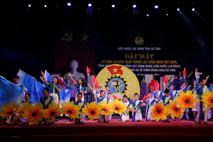 Art performance at the ceremony. Photo: Hung Tho.