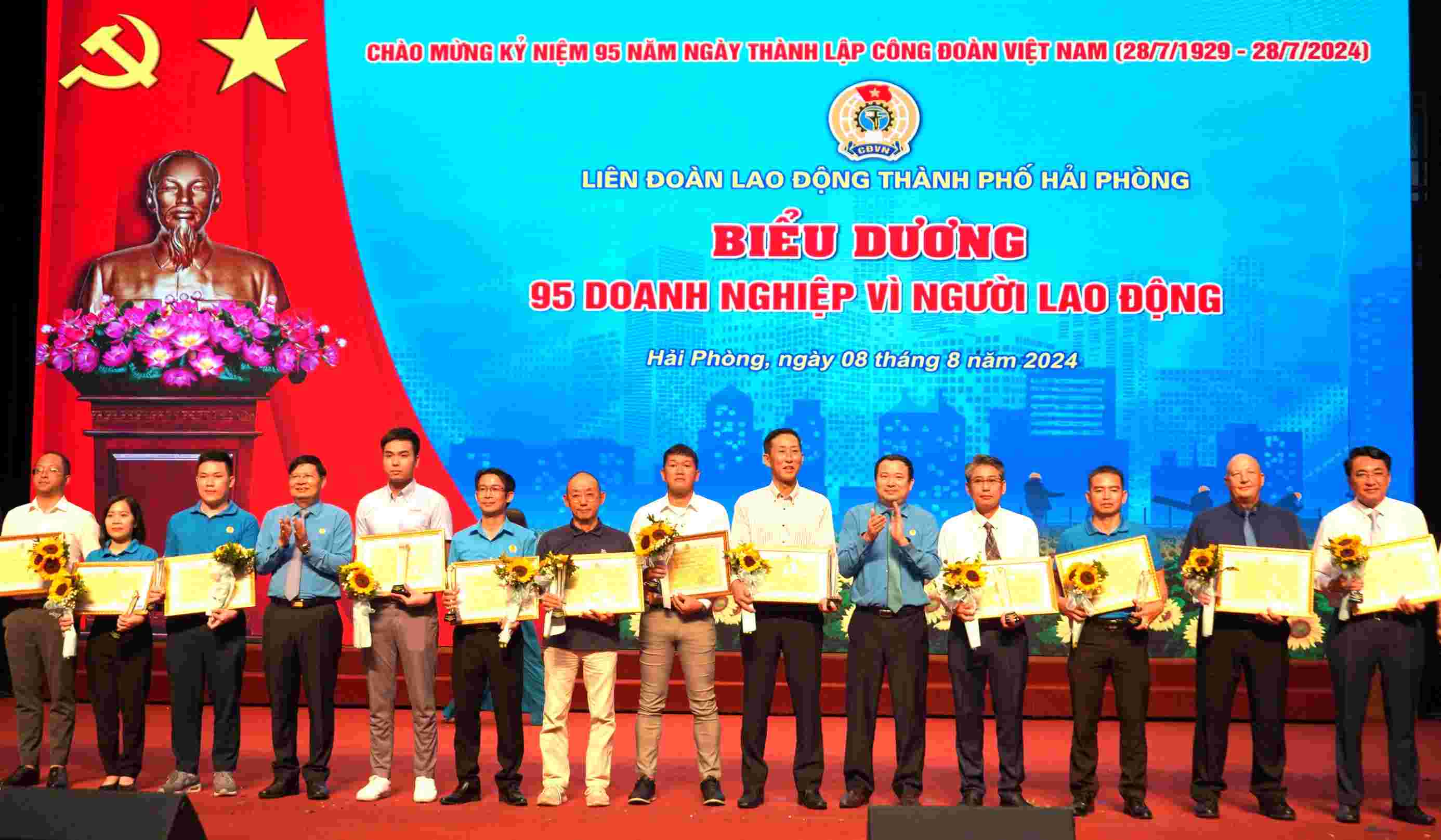 Hai Phong City General Confederation of Labour honors 95 enterprises that prioritize workers. Photo: Mai Dung