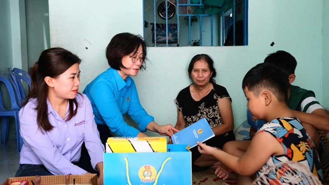 Bà Đinh Thị Thanh Hà - Phó Chủ tịch LĐLĐ thành phố Đà Nẵng (thứ 2, từ trái sang) - mang hơi ấm của tổ chức Công đoàn đến với con công nhân lao động. Ảnh: Trà Vân