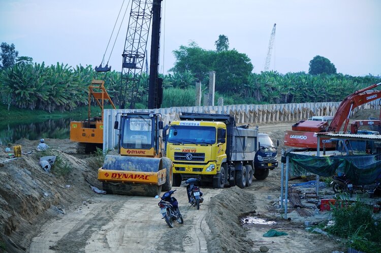Hai dự án kè dọc sông Trà Khúc rất cần mặt bằng để tăng tốc thi công trước mùa mưa bão năm nay, nhằm đảo bảo an toàn cho các hạng mục. Ảnh: Viên Nguyễn