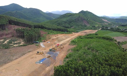 Các địa phương đang tập trung giải phóng mặt bằng dự án cao tốc Khánh Hòa – Buôn Ma Thuột để nhà thầu đẩy nhanh tiến độ thi công. Ảnh: Bình Quý