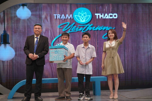 The gift from "Trạm yêu thương" will somehow provide support for Thanh Sơn and his father to overcome difficulties and pursue their dreams. Photo: VTV