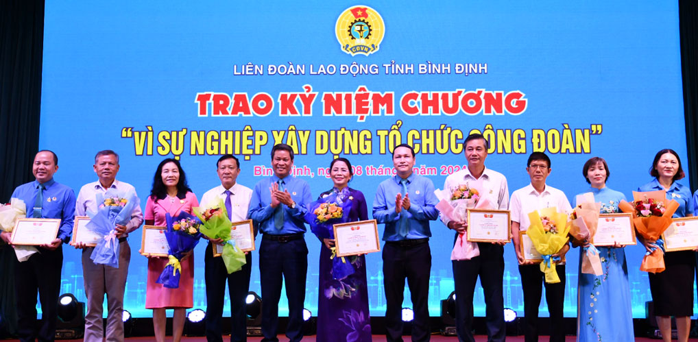 Phó Chủ tịch Tổng LĐLĐ Việt Nam Huỳnh Thanh Xuân (thứ 5, trái sang) trao Kỷ niệm chương “Vì sự nghiệp xây dựng tổ chức công đoàn” cho các cá nhân có nhiều đóng góp. Ảnh: Xuân Nhàn