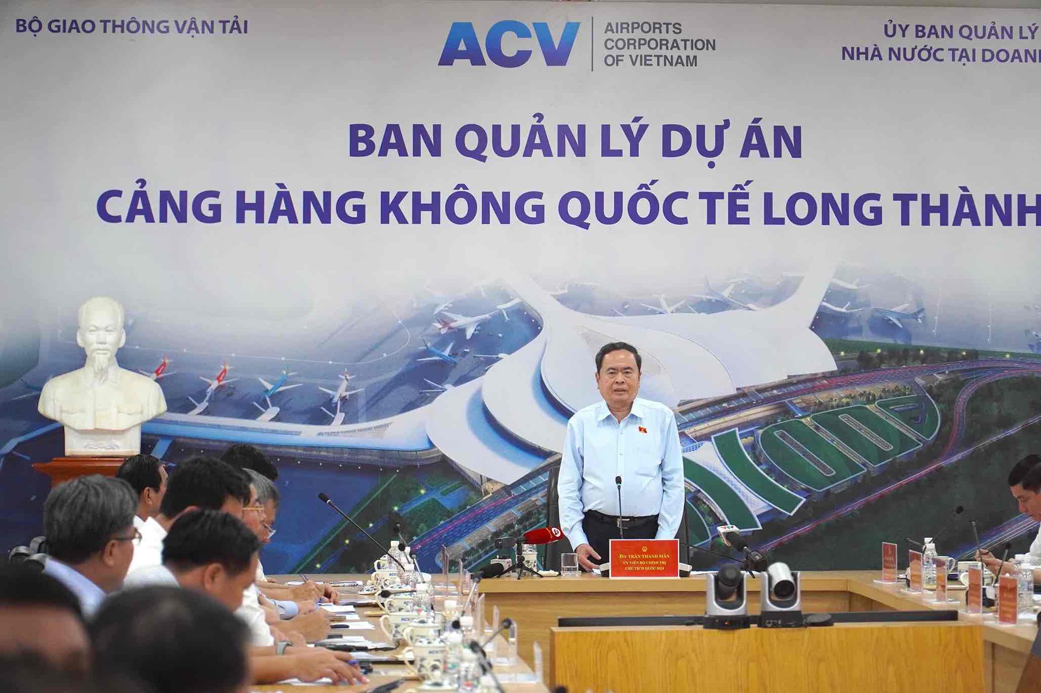 Chủ tịch Quốc hội Trần Thanh Mẫn cùng đoàn công tác Trung ương kiểm tra dự án sân bay Long Thành. Ảnh: HAC