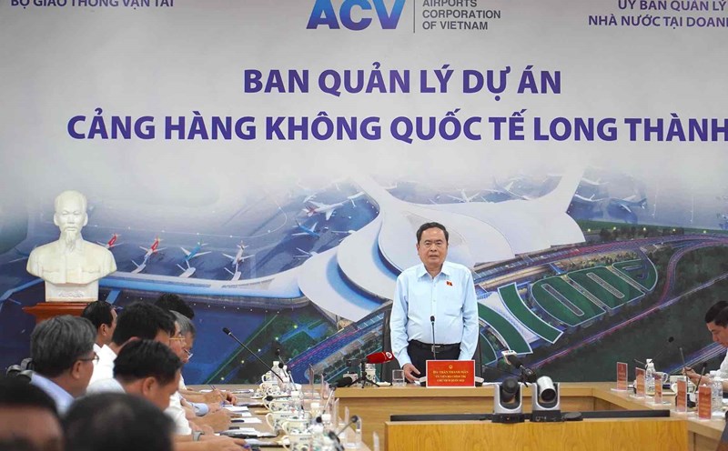 Chủ tịch Quốc hội Trần Thanh Mẫn cùng đoàn công tác Trung ương kiểm tra dự án sân bay Long Thành. Ảnh: HAC