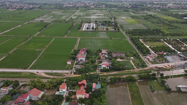 The road in Phu Xuyen was cut in half. Photo: Reporter