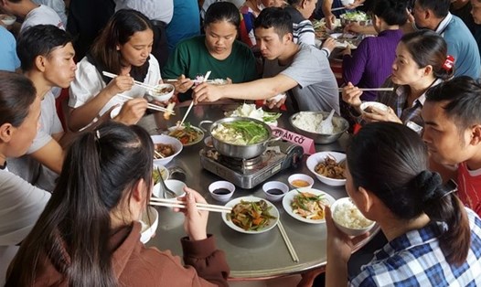 Người lao động tham gia bữa cơm Công đoàn do LĐLĐ thành phố Bạc Liêu, tỉnh Bạc Liêu tổ chức. Ảnh: Nhật Hồ