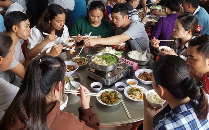 Người lao động tham gia bữa cơm Công đoàn do LĐLĐ thành phố Bạc Liêu, tỉnh Bạc Liêu tổ chức. Ảnh: Nhật Hồ