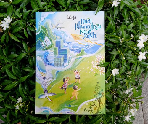"Dưới khung trời ngát xanh" do Linh Lan Books phối hợp với Nhà xuất bản Văn học phát hành. Ảnh: NXB