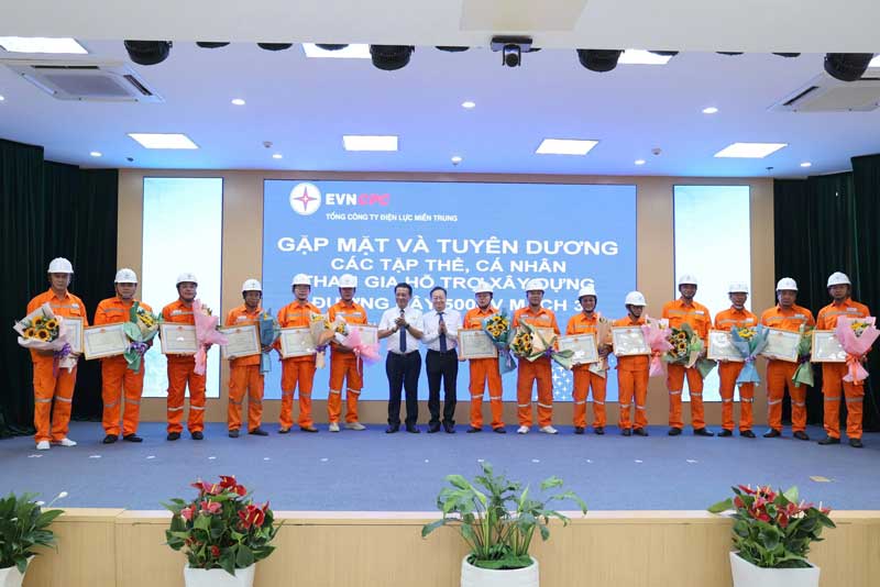 Lãnh đạo EVNCPC trao giấy khen và tặng hoa vinh danh các tập thể và xá nhân xuất sắc tham gia hỗ trợ xậy dựng đường dây 500kV mạch 3. Ảnh: Ngọc Thạch


