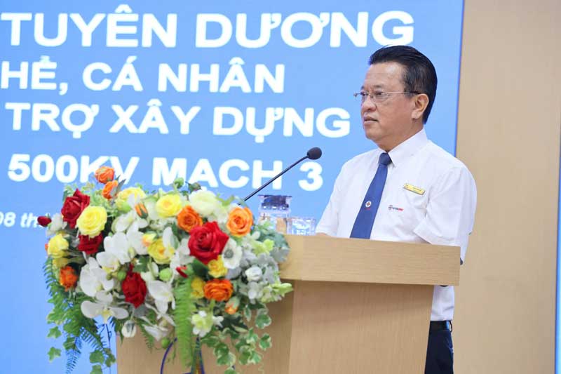 General Director of EVNCPC Ngô Tấn Cư delivers a speech to recognize and highly appreciate the efforts and contributions of 463 staff members directly involved in supporting the construction of the key project of the power industry. Photo: Ngoc Thach