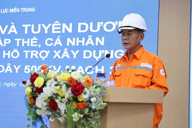 Mr. Hoang Chien Sinh, a member of the Shock Troops of Quang Binh Power Company, shares his experience of working on the project. Photo: Ngoc Thach