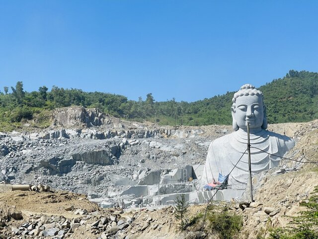 Công trình tượng Phật bán thân khổng lồ này có tên đầy đủ là “Tượng Bổn sư Thích Ca Mâu Ni Phật” đang dần hoàn thiện giữa mỏ đá dưới chân núi Phước Lý