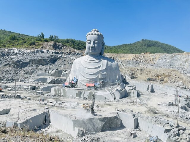Công trình tượng Phật khổng lồ đang được các công nhân thi công nằm trên đường Hoàng Văn Thái (phường Hòa Minh, quận Liên Chiểu).