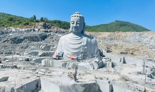 Công trình tượng Phật khổng lồ đang được các công nhân thi công nằm trên đường Hoàng Văn Thái (phường Hòa Minh, quận Liên Chiểu).